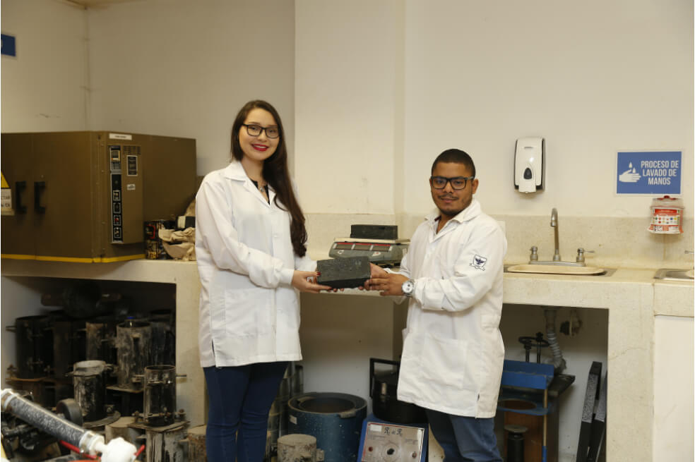 Con bolsas plásticas, estudiante fabrica ladrillos amigables con el medio ambiente