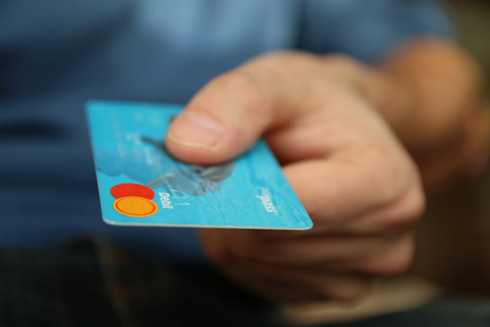Comes el plástico equivalente a una tarjeta de crédito a la semana