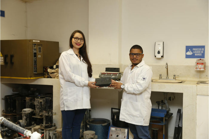 Con bolsas plásticas, estudiante fabrica ladrillos amigables con el medio ambiente